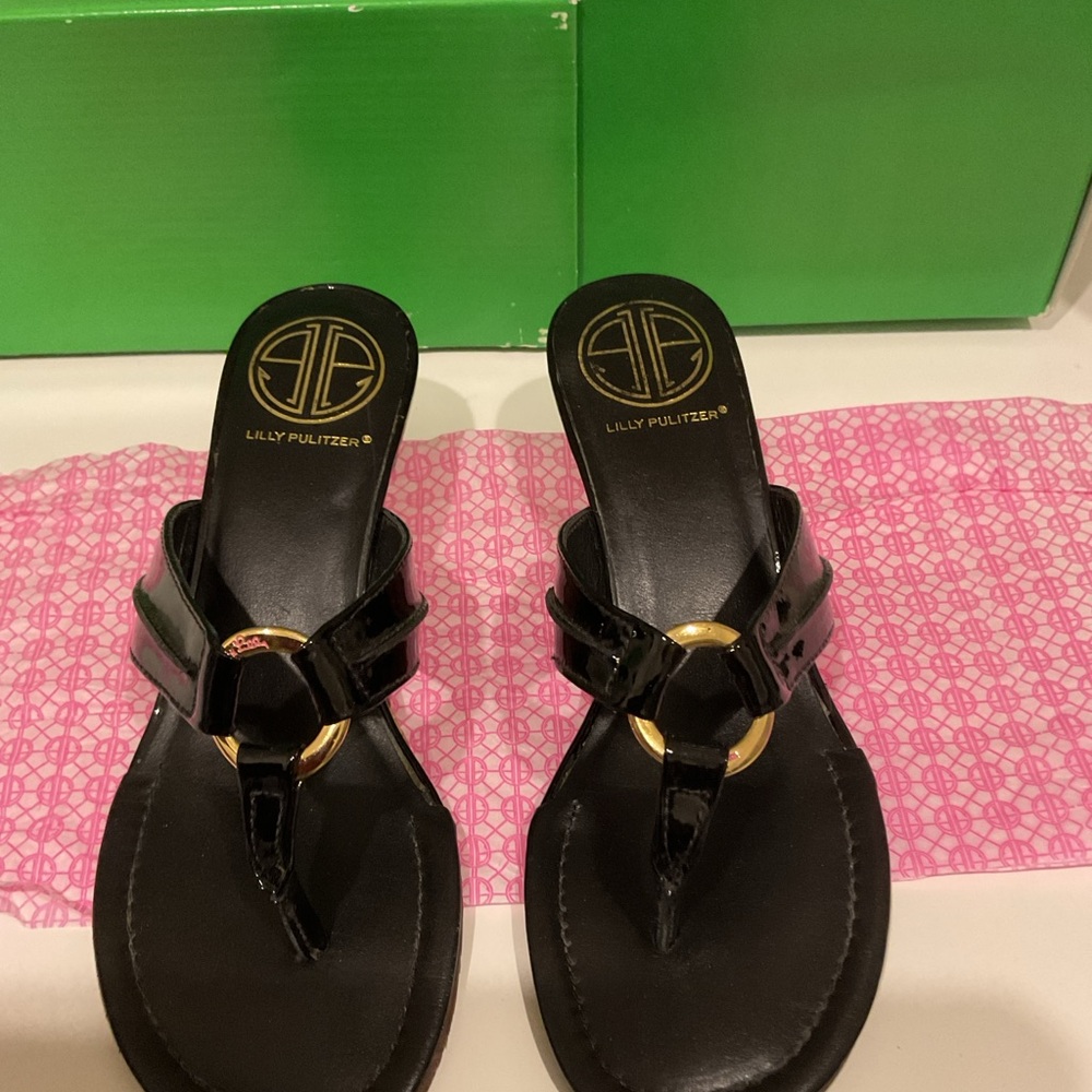 NWOT Lilly Pulitzer wedge patent black thong - size 6.5
